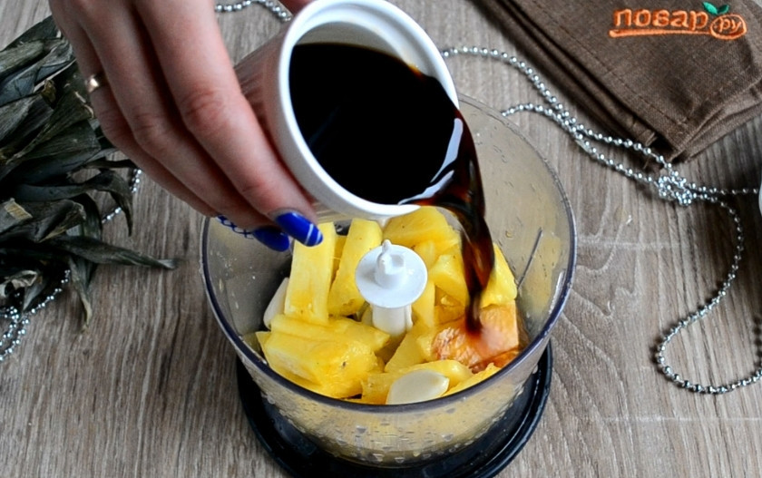 1. Этап. Курица, запеченная с ананасами: Складываем в чашу блендера измельченный ананас, добавляем соевый соус.