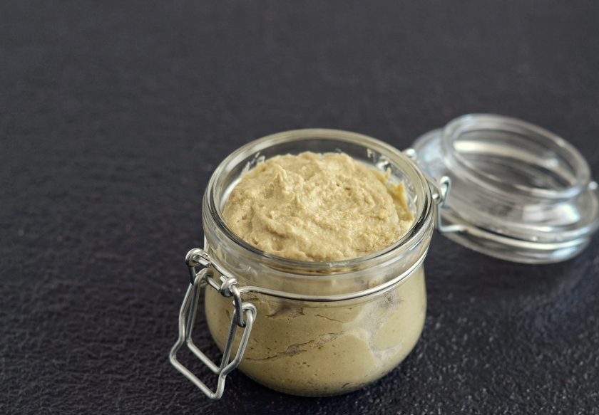 1. Этап. Паштет из баклажанов: Измельчите в блендере все ингредиенты вместе. Переложите паштет в баночку и уберите в холодильник на пару часов, чтобы он загустел.