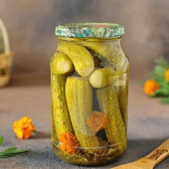 Засолка огурцов с бархатцами