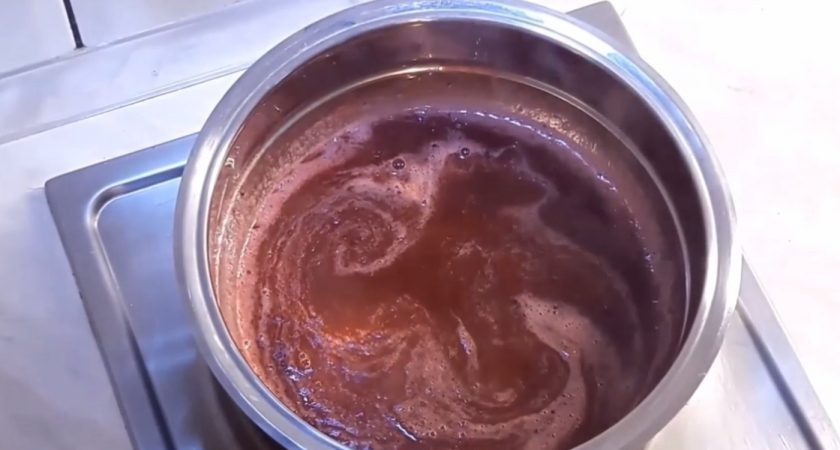 1. Этап. Паштет из курицы с клюквенным желе: 5. Приготовьте желе: перебейте клюкву блендером, добавьте сахар, бальзамический уксус и поставьте на огонь, чтобы клюква закипела, а сахар растворился. Периодически помешивайте желе. Когда клюква немного остынет, добавьте желатин и тщательно размешайте.