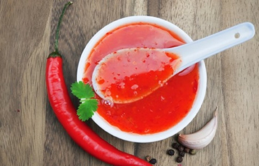 1. Этап. Таиландский соус: Вытащить имбирный корень — и можно подавать соус к столу. А можно ещё раз прибегнуть к помощи блендера, так соус станет ещё однороднее.