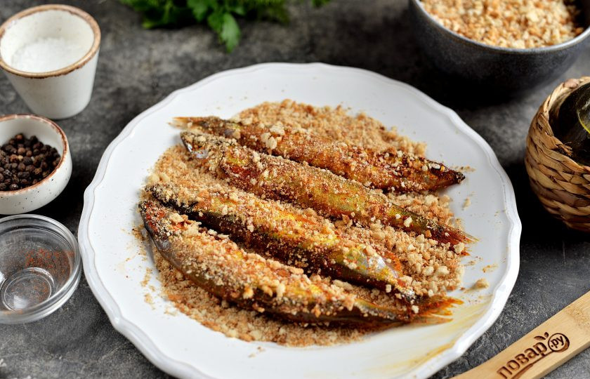 1. Этап. Мойва с корочкой в духовке: Каждую рыбку тщательно обваляйте в панировочных сухарях.