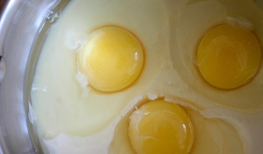 1. Этап. Запеканка творожная Сладкоежка: Сгущенку и яйца взбиваем миксером.