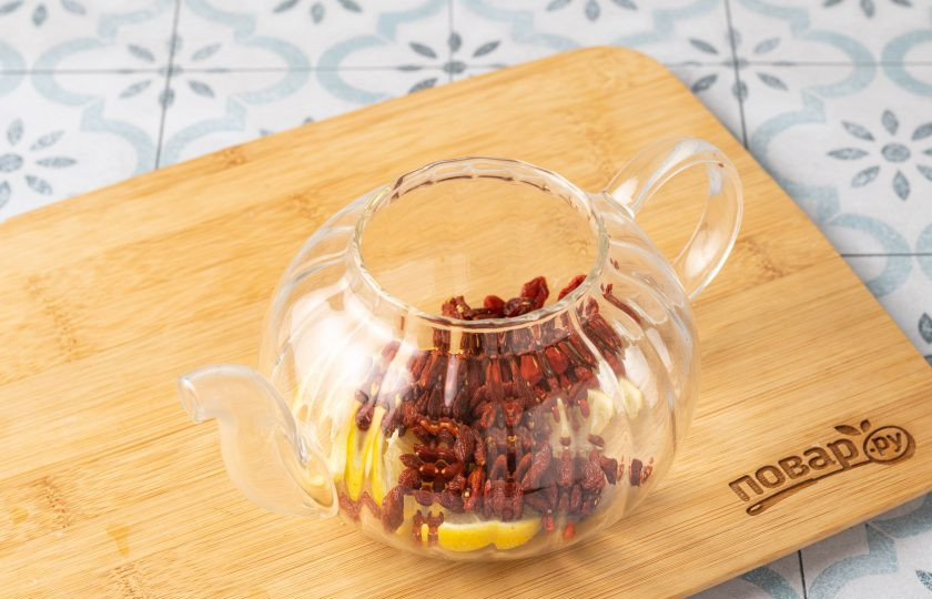 1. Этап. Чай с ягодами годжи: Переложите ягоды и лимон в заварочный чайник.
