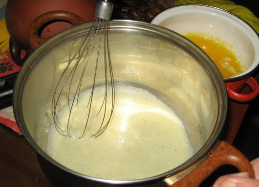 1. Этап. Соус для рыбы на пару: Как только смесь поменяет цвет, начав белеть, снимаем кастрюлю с водяной бани. Продолжайте взбивать до полного остывания.