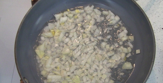 1. Этап. Цветная капуста с курицей, запеченная в духовке: 2. Лук мелко нарезаем, затем слегка обжариваем на растительном масле.