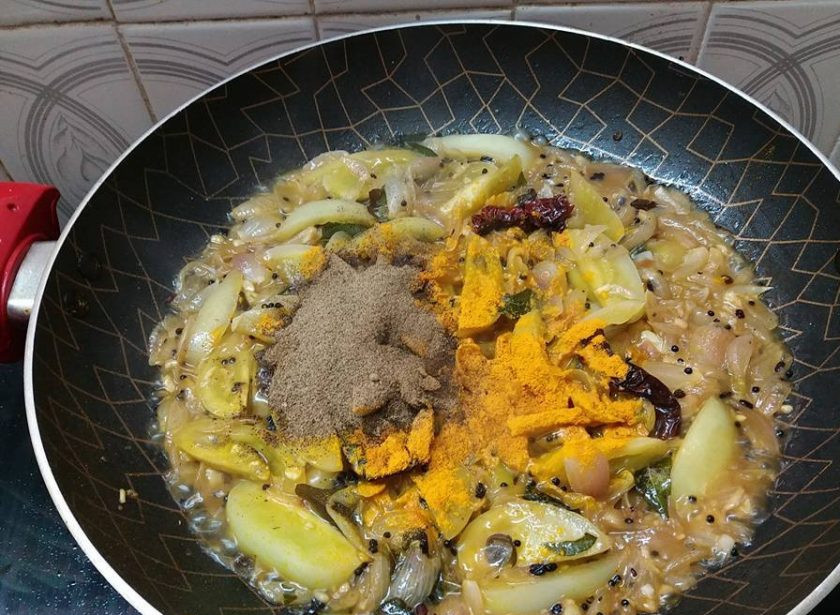 1. Этап. Бэби-кальмары с зелеными помидорами: 4. Приправьте куркумой, солью и перцем.