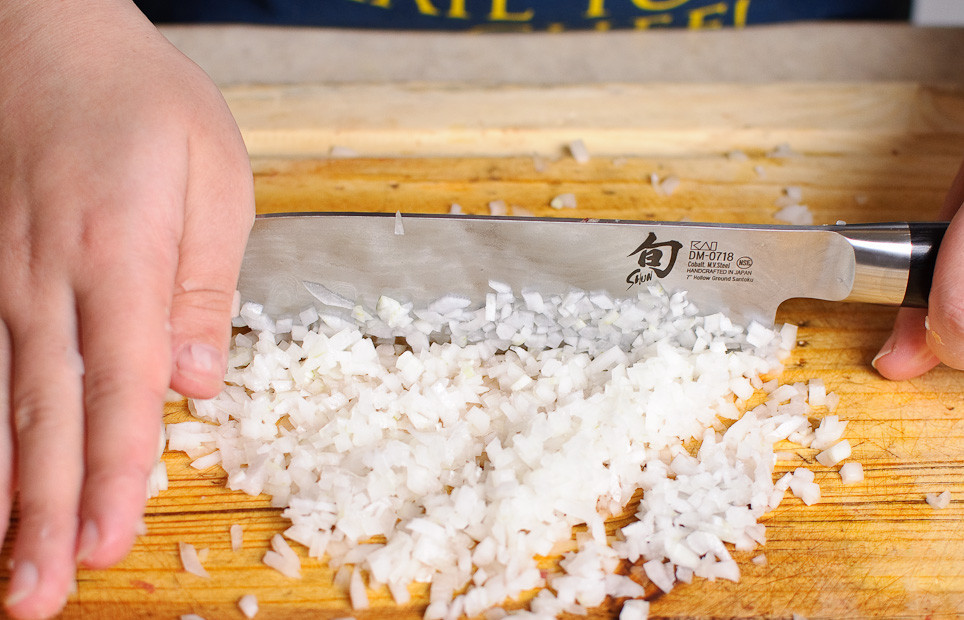 1. Этап. Манты: Нашинковать лук.