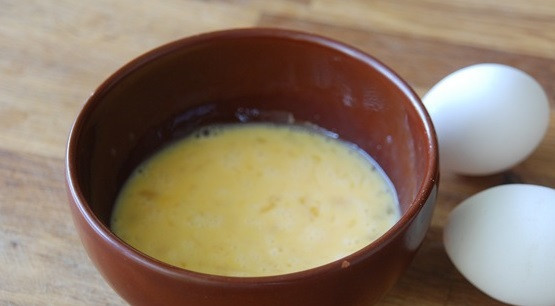 1. Этап. Вермишелевая запеканка: Взбиваем в отдельной посудине 2 яйца, добавляя щепотку соли и 2 столовых ложки сахара.