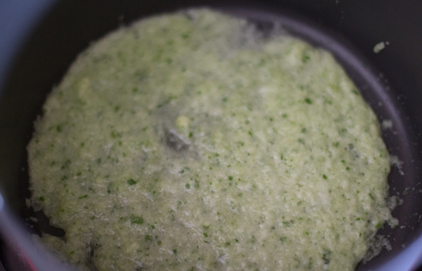 1. Этап. Равиоли с мясом: Нагрейте оливковое масло в кастрюле на среднем огне. Выложите полученную из зелени массу. Поварите 4-5 минуток. Прежде чем добавлять в кастрюлю фарш, хорошенько его измельчите, потому что он пойдёт в начинку, а крупные куски там нам совершенно не нужны.