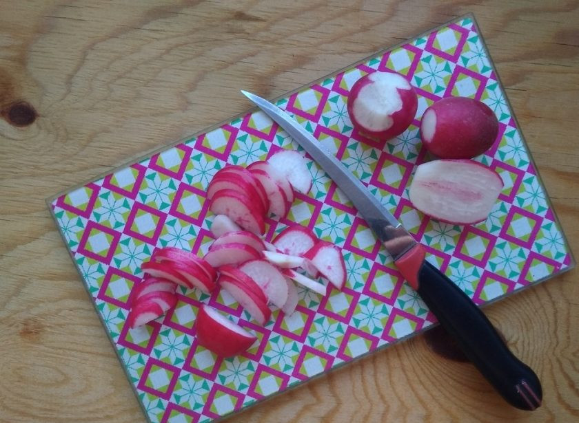 1. Этап. Редис по-корейски: 2. Редиску нарежьте тонкими полукольцами.