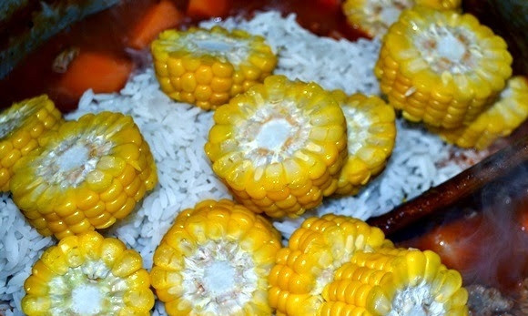 1. Этап. Рагу из говядины в тыкве по-аргентински: В самом конце добавим в рагу рис и кукурузу, нарезанную на небольшие кусочки.