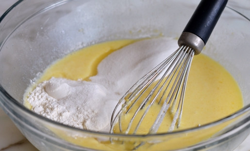 1. Этап. Лимонный кекс-пудинг: 1. В глубокой миске соедините вместе молоко, яичные желтки, растопленное масло, соль, сахар, цедру и сок лимона. Всё перемешайте.