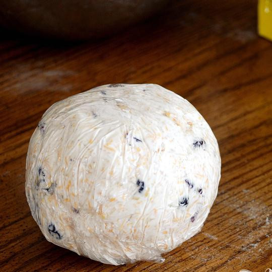 1. Этап. Сырный шар: Сформируйте шар (плёнку не снимайте). Поместите в холодильник на 30 минут, что бы шар зафиксировал форму.