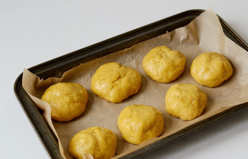 1. Этап. Постное тыквенное печенье: Смочите руки растительным маслом, и сформируйте шарики из теста. Выложите их на пергамент для запекания. Выпекайте печенье 15-20 минут в заранее разогретой духовке до 180 градусов.