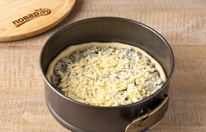 1. Этап. Вегетарианский пирог с нори: Посыпьте тертым сыром.