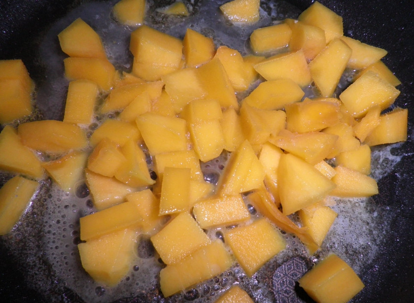 1. Этап. Рыбка с манго: Манго очистить и нарезать кубиками. Обжарить на сливочном масле манго, добавить мед и еще немного пожарить. Полить манго лимонным соком и посыпать молотым черным перцем.