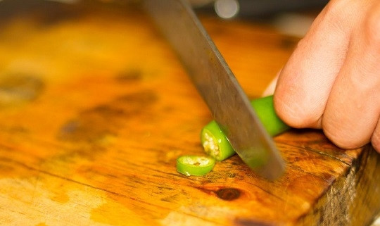 1. Этап. Острый салат с манго и помидорами: 3. Нарежьте мелко перец чили.