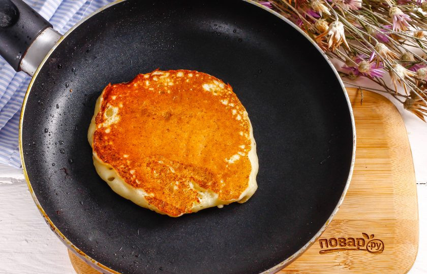 1. Этап. Панкейки из рикотты: Убавьте нагрев практически до минимального, обжарьте панкейк примерно 1-2 минуты и переверните на другую сторону. Обжарьте такое же количество времени.
