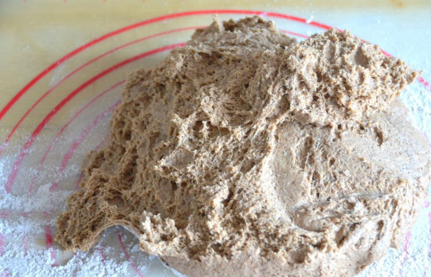 1. Этап. Бездрожжевой хлеб Стройный: Выложите тесто на рабочую поверхность стола, присыпанную мукой.