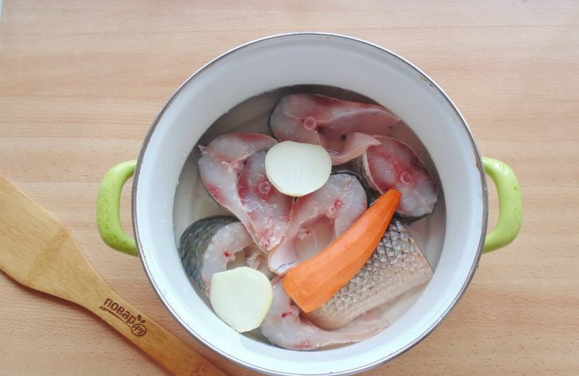 1. Этап. Заливное из пеленгаса: Налейте в кастрюлю воду так, чтобы она чуть покрывала рыбу. Много воды наливать не надо.