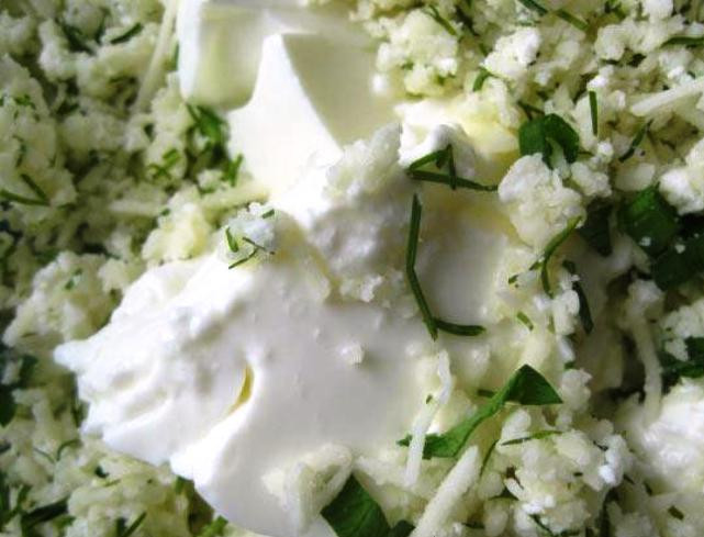 1. Этап. Осетинский пирог в духовке: Дрожжи растворите в теплом молоке, дайте немного постоять, затем смешайте их с мукой, размягченным маргарином, солью и сахаром. Замесите тесто и оставьте его на 1 час подняться. Сыры потрите на терке, добавьте сметану, йогурт, измельченную зелень и ботву, а также соль и перец по вкусу. Хорошо перемешайте.