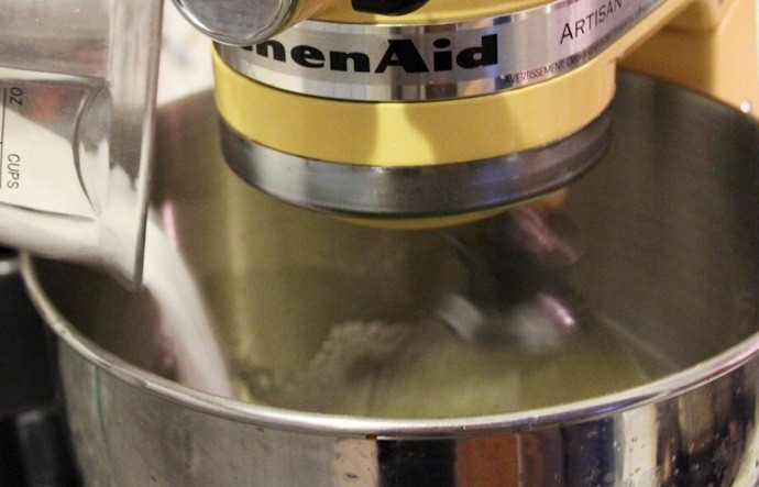 1. Этап. Кекс Белый ангел: 2. Взбейте белки с экстрактом ванили и миндаля до устойчивых пиков.