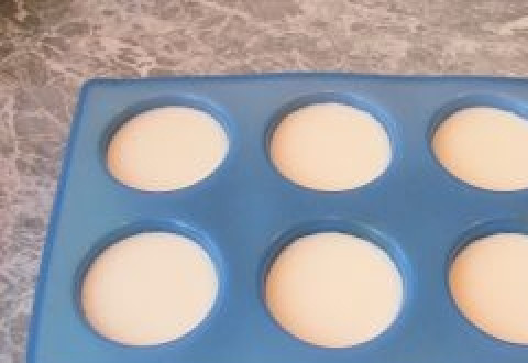 1. Этап. Сливочное желе: Снять с огня, добавить разбухший желатин и взбить венчиком. Разлить по формам и убрать в холодильник до застывания.