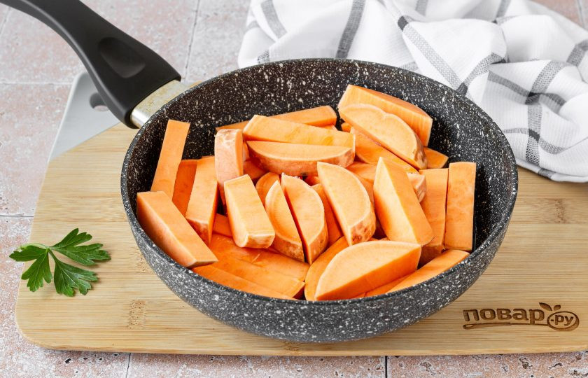 1. Этап. Жареный батат: Разогрейте сковороду с растительным маслом на среднем огне. Выложите ломтики батата и дайте им пару минут подрумяниться, затем аккуратно переверните и продолжайте жарить батат.