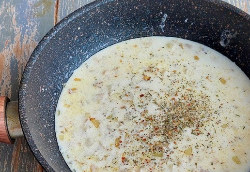 1. Этап. Брокколи с курицей в сырно-сливочном соусе: Влить сливки, добавить соль и специи. Непрерывно помешивая, готовить до однородной массы.