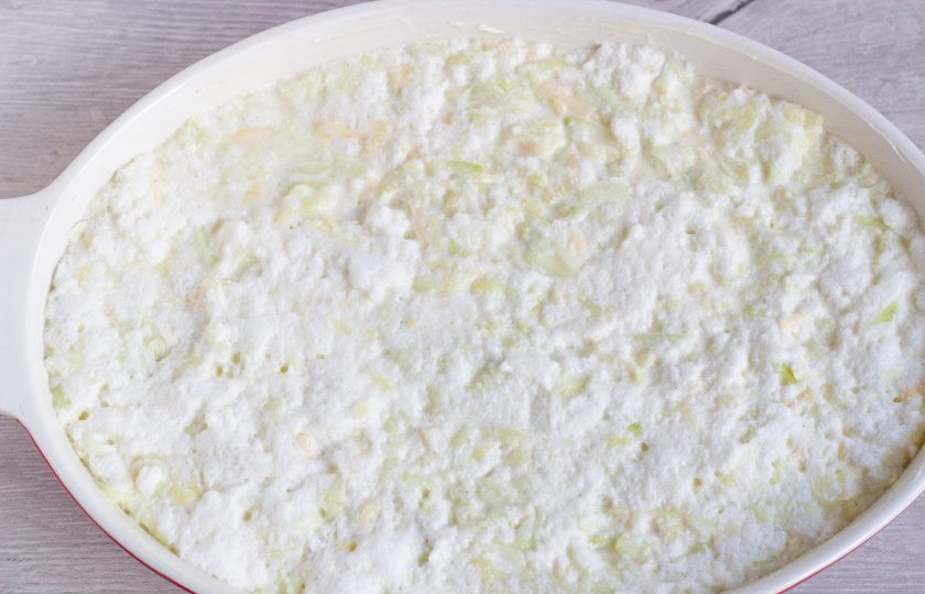 1. Этап. Кабачковое суфле под сырной шапкой: Форму смажьте сливочным маслом, вылейте массу.