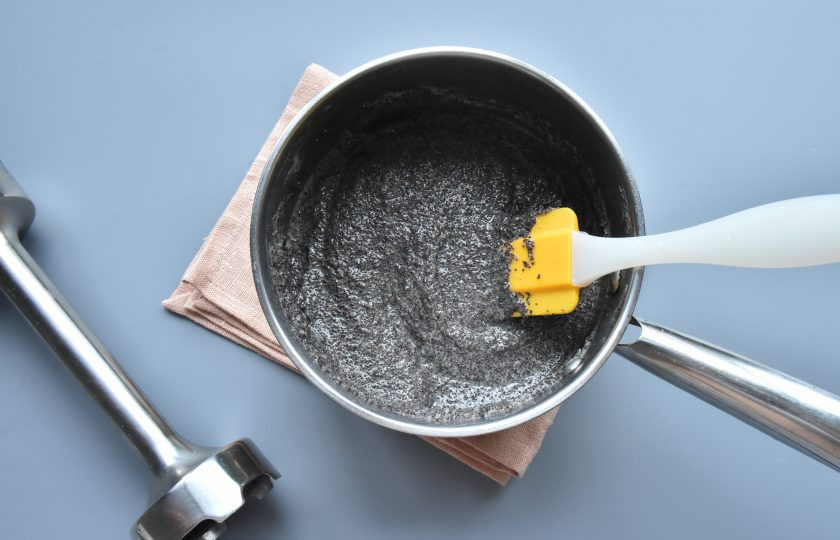 1. Этап. Краффин с маком: Снимите ковшик с огня, добавьте слегка взбитый яичный белок и пробейте массу погружным блендером. Охладите маковую начинку.