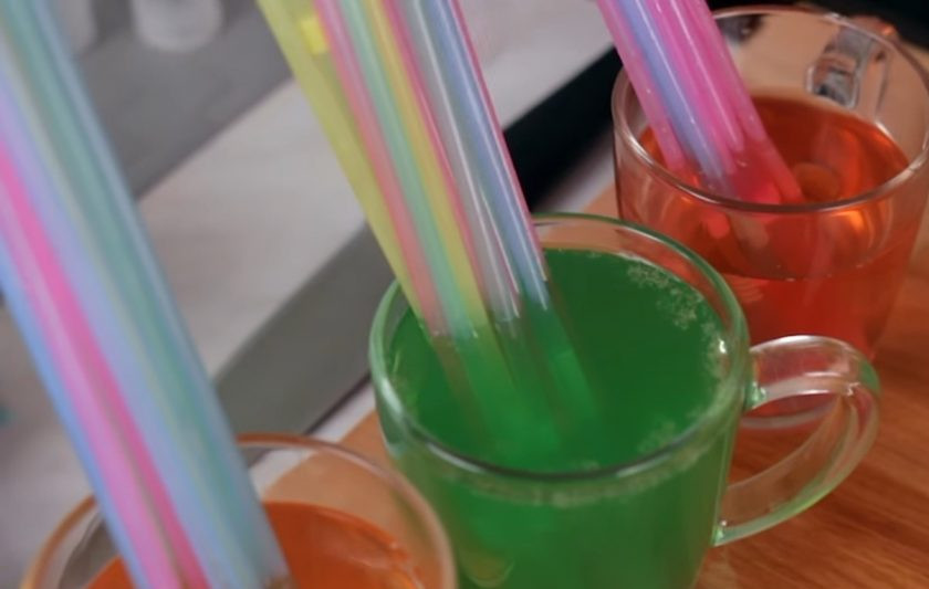 1. Этап. Земля с червяками (десерт): 5. В стакан выложите слой измельченного печенья, затем слой пудинга и т.д. Возьмите питьевые трубочки и поместите их в кружки с желе. Дайте ему застыть, после чего аккуратно выдавите червячков из трубочек на поверхность десерта. Приятного аппетита!