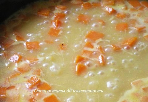 1. Этап. Тыквенный суп с апельсиновым соком: Влейте горячий бульон и апельсиновый сок, доведите до кипения и варите до мягкости тыквы около 15-20 минут.