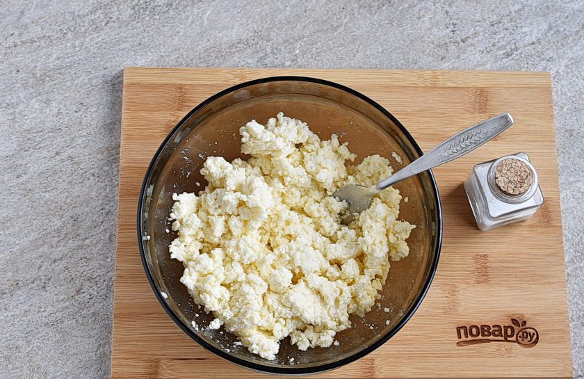 1. Этап. Вареники с адыгейским сыром: Для начинки разомните адыгейский сыр. Добавьте яйцо и при необходимости посолите начинку. Перемешайте.