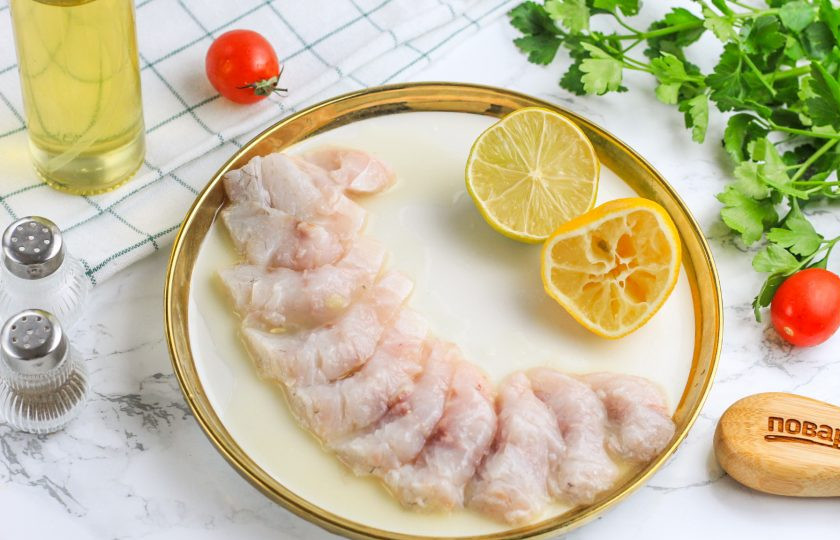 1. Этап. Севиче из сибаса: Выжмите на филе сок половины лимона и половины лайма. По желанию можно добавить и апельсиновый сок, если вы не против. Оставьте примерно на 8-10 минут, пока мякоть не побелеет. Этот процесс произойдет благодаря цитрусовым кислотам.