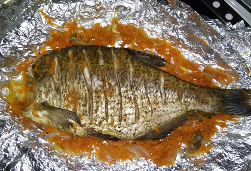 1. Этап. Лещ, запеченный в духовке: 9. Разворачиваю фольгу и убираю верхнюю «шубу» с рыбки.