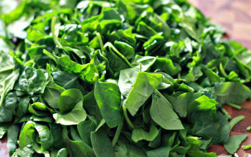 1. Этап. Стейк с грибным соусом и сливочным шпинатом: 1. Мелко нарезать лук-порей. Шпинат промыть под холодной водой, выложить на бумажные полотенца и отставить в сторону.