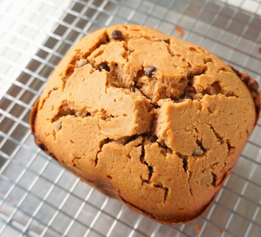 1. Этап. Кекс Столичный в хлебопечке: Дайте кексу остыть на решетке. Лучше всего его резать остывшим.