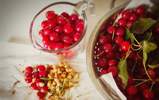 1. Этап. Вишневый крамбл: 3. Вишни вымойте и обсушите, удалите у них косточки. Выложите в мисочку, добавьте крахмал, перемешайте. Если ягоды кисловаты, можно добавить сахар.