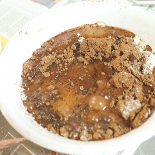 1. Этап. Торт в микроволновке: Добавляем молоко, яйцо и ванильную эссенцию.