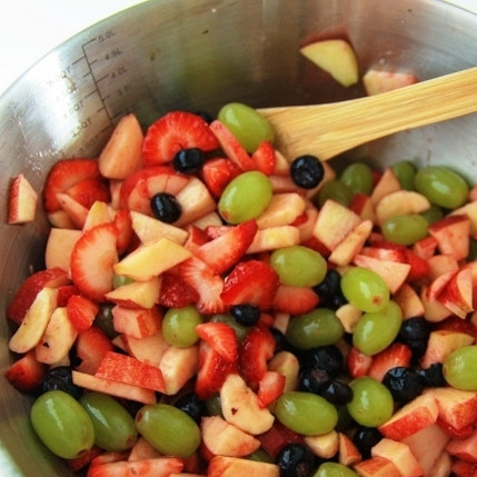 1. Этап. Фруктовый салат с медовым сиропом: Хорошенько перемешиваем.