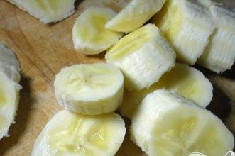 1. Этап. Витаминный напиток Зимнее искушение: 2. Банан поломать произвольными кусочками, чтобы процесс смешивания был более эффективным.