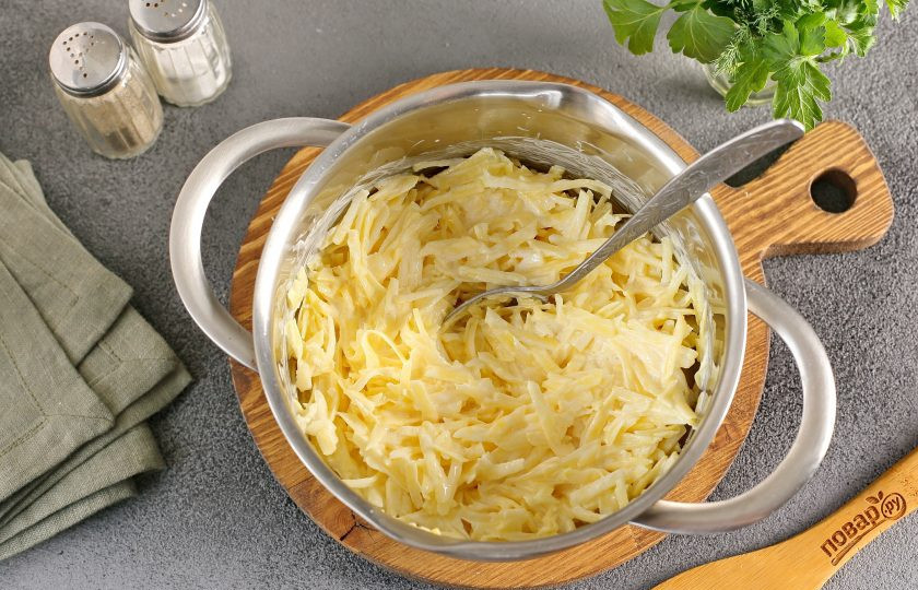 1. Этап. Картофель Романофф: Чтобы картофель не потемнел, сразу же добавьте сметану и перемешайте.