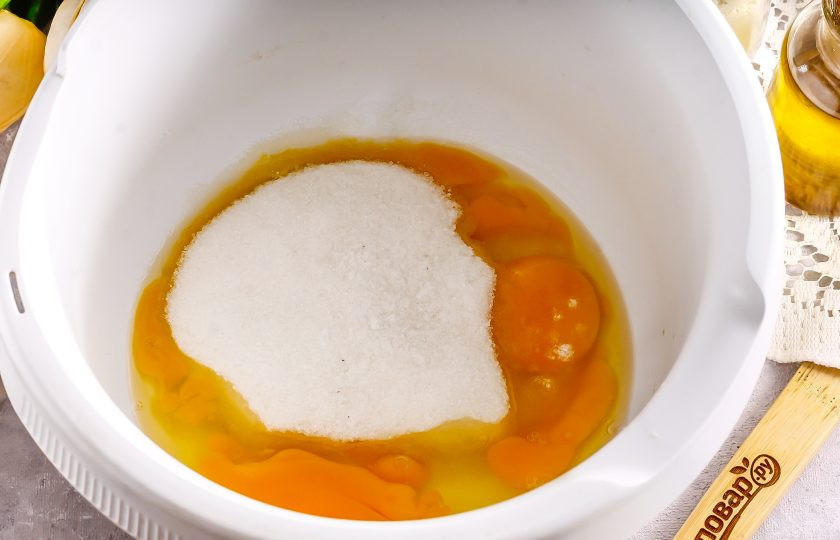 1. Этап. Муссовый торт Персик: Вбейте куриные яйца в емкость кухонного комбайна или миксера, всыпьте сахар и соль. Взбейте в течение 3-5 минут в пышную пену.