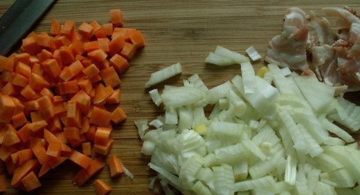 1. Этап. Финская уха: Бекон нарежьте тонкими ломтиками. Картофель и морковь нарежьте кубиками. Лук почистите и мелко нашинкуйте. Рыбу разберите на средние кусочки.