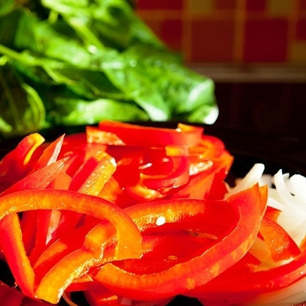 1. Этап. Стеклянная лапша с индейкой и шпинатом: Луковицу нарезаем стрелками, перец режем соломкой, помидоры - мелкими кубиками.