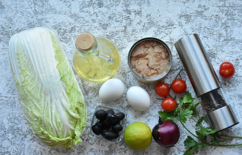 1. Этап. Салат с капустой, помидорами и тунцом: Подготовьте продукты по списку для приготовления салата. Яйца отварите в мешочек в течение 4-5 минут, переложите в холодную воду. После остывания освободите от скорлупы.