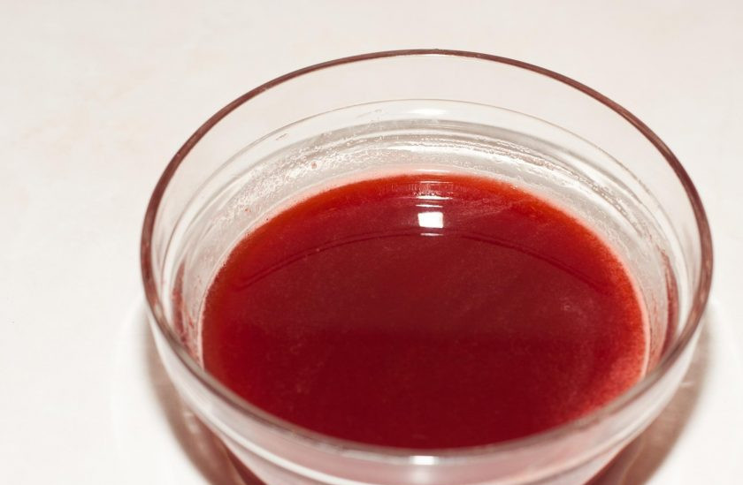 1. Этап. Торт с кремом из сливок: А затем протрите пюре через сито. Оставьте только сироп. Остудите его.