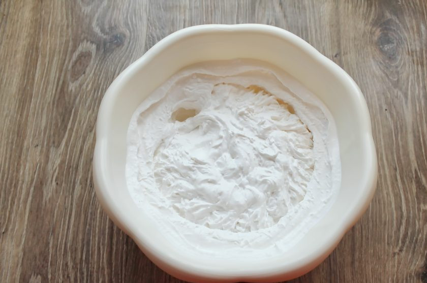 1. Этап. Торт Риго Янчи: Сливки взбейте до пышности на средней скорости, постепенно подсыпая сахарную пудру.